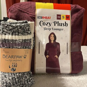 Woman’s plush sleep lounger and 4 pair of Bearpaw Boot socks Stay warm